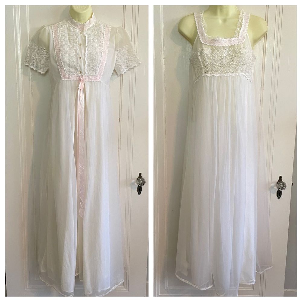 Vtg Cheoette (Eye-Ful Lingerie) white long nylon short sleeve robe/nightgown set